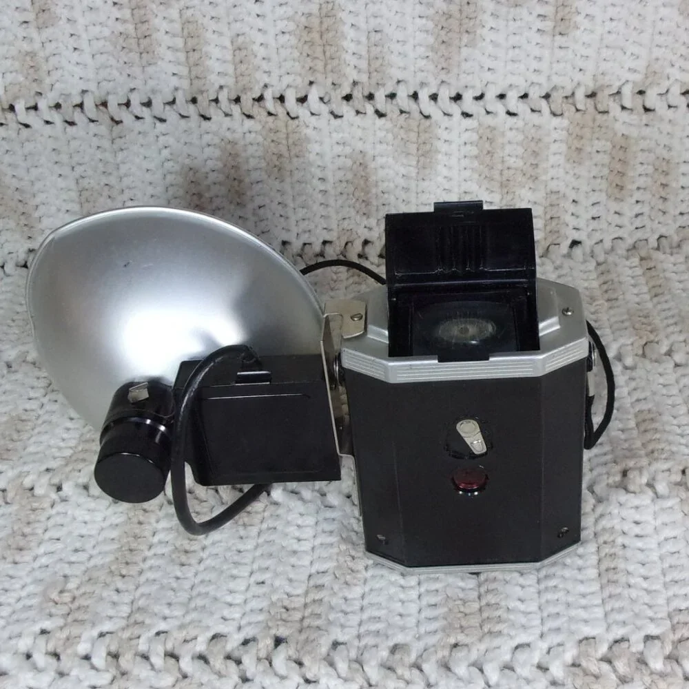 VINTAGE EASTMAN KODAK BROWNIE REFLEX SYNCHRO MODEL CAMERA WITH FLASH ATTACHMENT